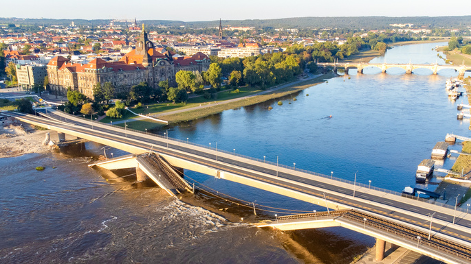 Foto der Carolabrücke in Dresden bei Hochwasser