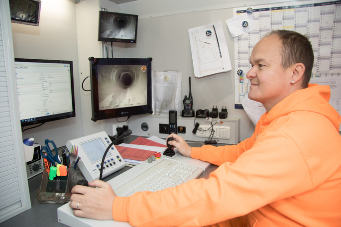 Foto von einer Person im Kanalinspektionsfahrzeug bei der Bedienung des Kanalinspektionssystem im Kanal an der Carolabrücke in Dresden