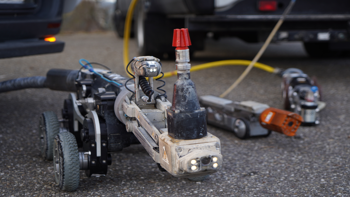 Nahaufnahme der elektrisch und pneumatisch betriebenen Frässysteme MicroGator (Air) von IBAK