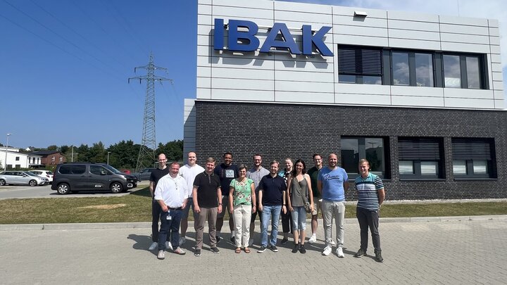 Gruppenaufnahme des Teams von Bockermann Fritze IngenieurConsult bei IBAK in Schönkirchen