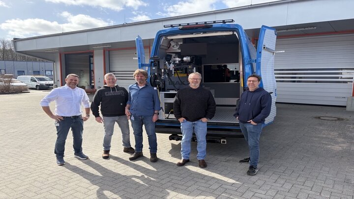 Fahrzeugübergabe an GMB bei IBAK